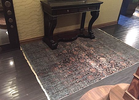 Дизайнерский ковер в холле