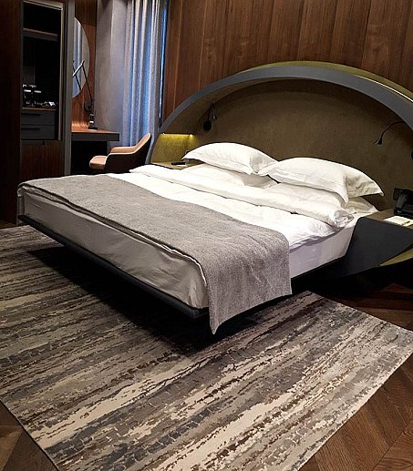 Абстрактный ковер в спальне