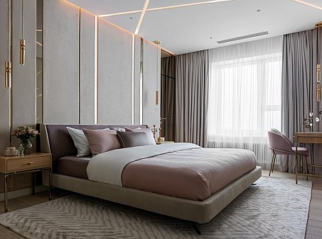 Дизайнерский ковер в интерьере спальной комнаты