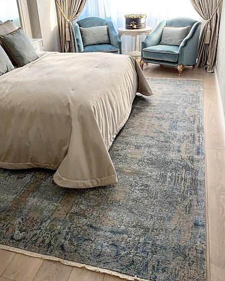 Абстрактный авторский ковер Phantom в спальне