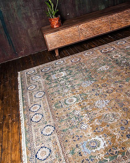 Дизайнерский ковер ARNO в брутальном интерьере