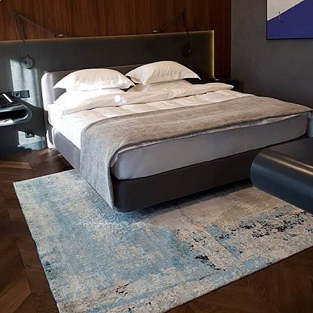 Дизайнерский ковер URBAN в спальне