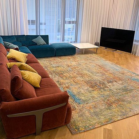 Дизайнерский ковер Soho Multi в гостиной