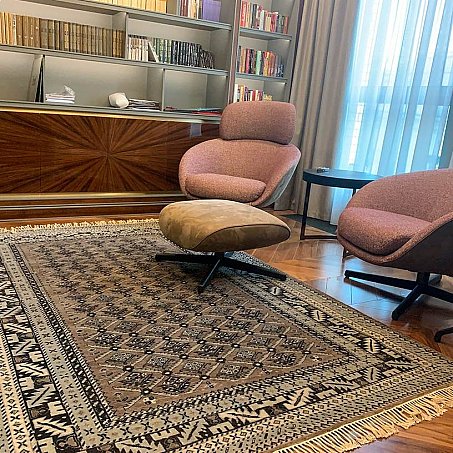 Ковер Shirvan в библиотеке