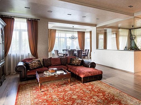 Пакистанский ковер Saltani в гостиной