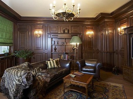 Индийский классический ковер в кабинете