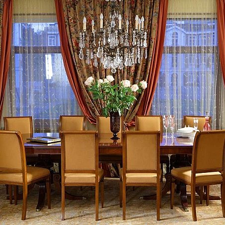 Ковер Saltani в обеденной зоне