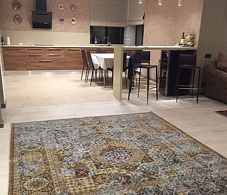 Современный дизайнерский ковер Артефакт на кухне