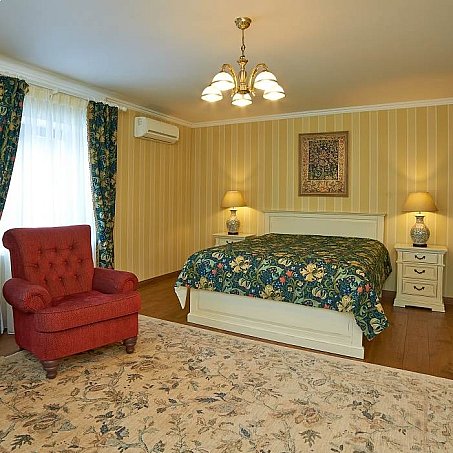 Пакистанский ковер Saltani в спальне